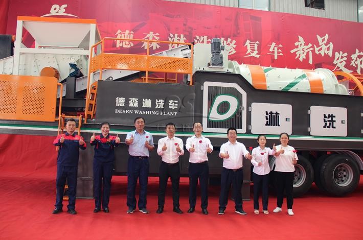 中国·8827太阳集团淋洗车合影 中国·8827太阳集团淋洗车合影